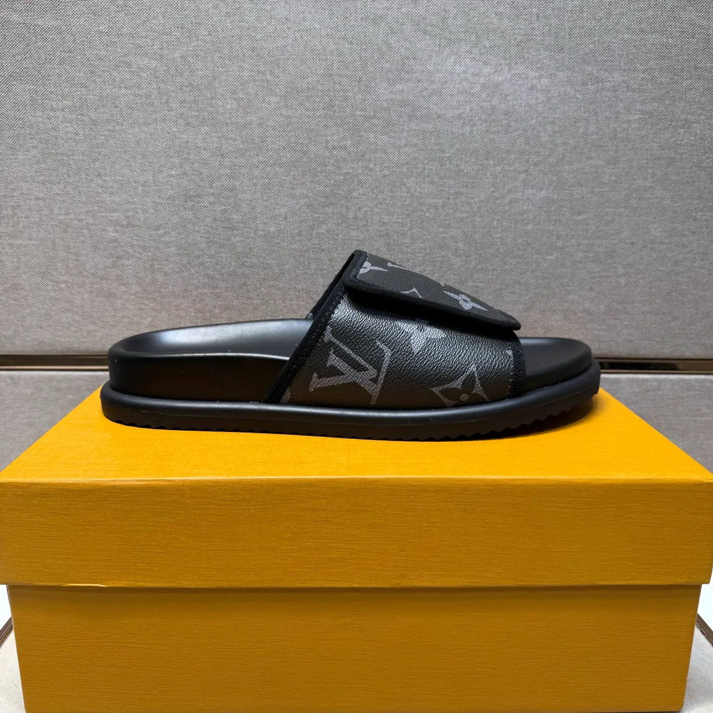 ⬛️Men's shoes 💰p320 [LV～] Men's casual slippers 2025z cabinet sales simultaneously 🔶Size: 38-44 #️⃣ 🔷3 colors🔜The upper is made of multi-material splicing ➕Genuine leather lining, comfortable and breathable, sole: original comfortable and wear-resistant outsole, ⚠️real thing📱photographed🎬real thing is better📢📢📢